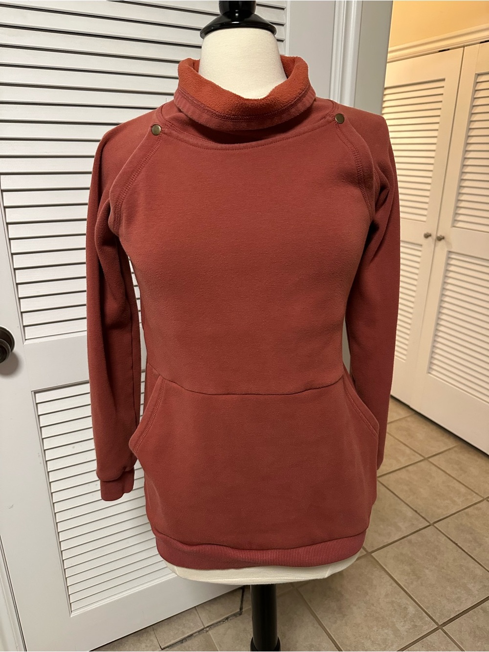 Latched Mama Harbor Snap Nursing Pullover XS in Rust